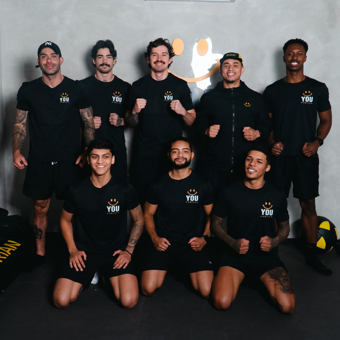 O time de professores da You Smile Fight reunido no estúdio
